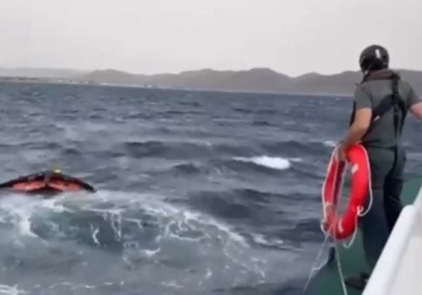 La Guardia Civil salva la vida de un wingfoiler a 1,5 millas de la costa.