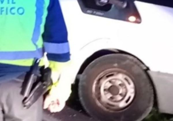 Una persona ha perdido la vida y otras dos han resultado heridas tras volcar un vehículo anoche en la localidad almeriense de El Ejido.