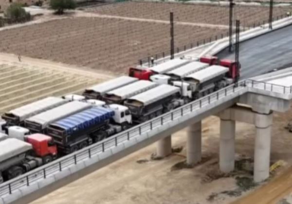 Un ejército de camines pone a prueba el viaducto del AVE Almería-Murcia