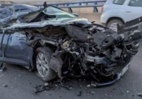 Bomberos excarcelan a un conductor tras quedar su coche destrozado por un camión en la A-7