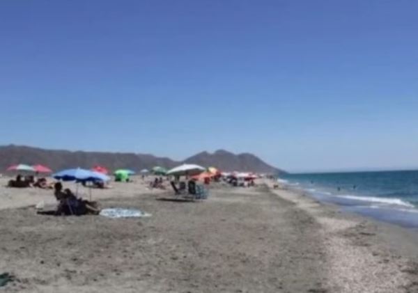 Hallan un cadáver en la playa de Las Salinas en Almería