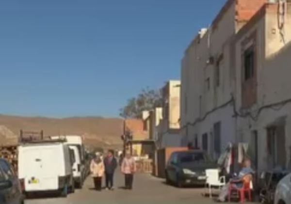 La Policía Nacional despliega un amplio operativo en Los Almendros y deja sin luz a parte del barrio