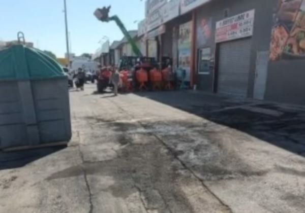 Arde un coche frente a un restaurante de la Avenida de Montserrat en Almería