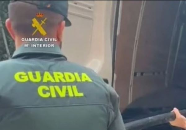 Pillado in fraganti robando cable de cobre de un tendido telefónico en la N-340 en Motril