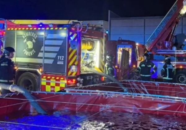 El Consorcio de Bomberos del Poniente controla un incendio industrial en La Mojonera