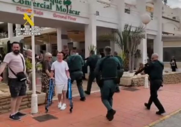 Simulacro de crisis y toma de rehenes en un centro comercial de Mojácar