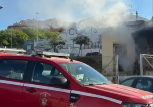 Arde parte del Cortijo Arcos y moviliza a los bomberos en Almería