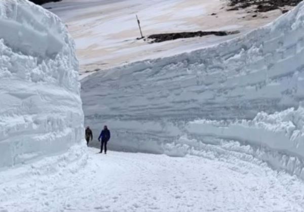 Así limpian la carretera del Veleta en Sierra Nevada entre muros de nieve