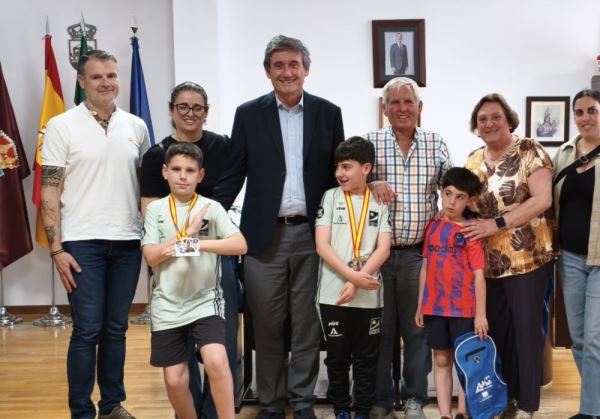 El alcalde de Adra, Manuel Cortés, ha recibido en su despacho a los jóvenes deportistas Lucas Fernández y Gonzalo Sánchez