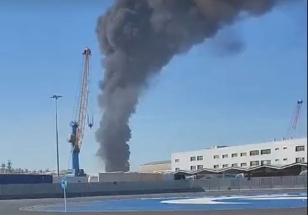 Una densa columna de humo negro, visible desde numerosos puntos de Almería