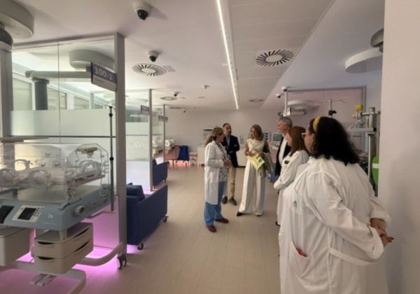 El Hospital de Poniente muestra a Silvia Maraver sus actuaciones en esta materia