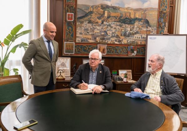 El presidente de Diputación, José Antonio García Alcaina, recibió en el Palacio Provincial a al astrofísico y cosmólogo Brian Schmidt,