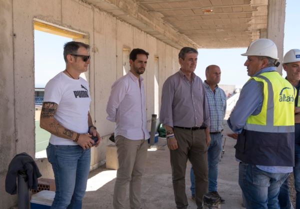 El alcalde de Adra, Manuel Cortés, ha visitado el desarrollo de las obras que se están ejecutando en el Complejo Deportivo ‘Miramar’
