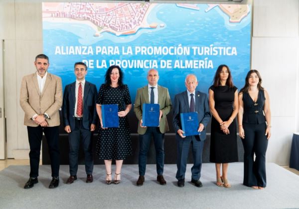 La Diputación Provincial y los Ayuntamientos de Almería y Roquetas de Mar se han unido para impulsar el turismo y la conectividad del destino turístico almeriense