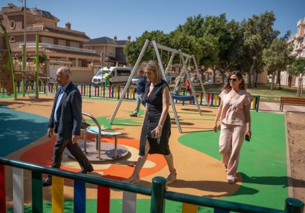 El Ayuntamiento de Roquetas de Mar continúa avanzando en la mejora de los espacios públicos de la ciudad con la renovación de la zona infantil del Parque del Ajedrez