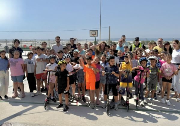 El Ayuntamiento de Adra continúa impulsando la educación vial entre los más pequeños a través de una nueva programación de actividades dirigida al alumnado de Primaria de los distintos CEIP de la localidad, a través del programa Agente Tutor