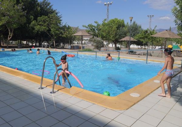 El área de Deportes del Ayuntamiento de Berja ha abierto el plazo de inscripción para las Escuelas Deportivas de Verano 2026 y los Cursos Intensivos de Natación