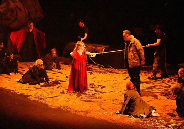 El Teatro Auditorio de Roquetas de Mar acogió la representación de la obra ‘Las Troyanas’ de Eurípides