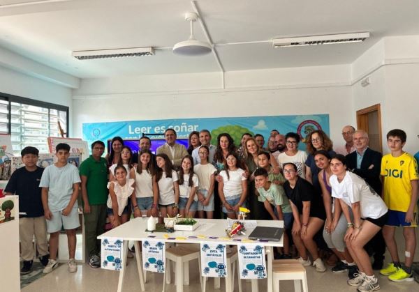 La delegada del Gobierno de la Junta de Andalucía en Almería, Aránzazu Martín, ha asistido a la clausura de las actividades desarrolladas durante el curso escolar por el Punto Vuela de Los Gallardos en colaboración con el CEIP Juan XXIII