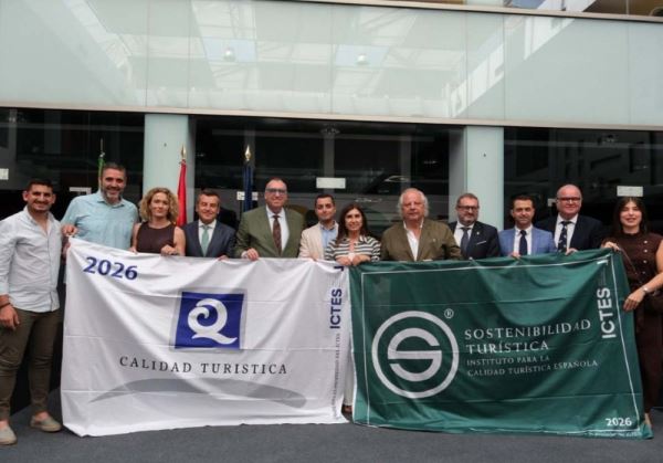 La concejala de Turismo y Playas, Amalia López Yélamos, ha recogido los distintivos que reconocen el trabajo de todo un equipo