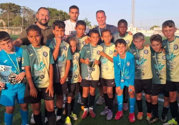 El campo municipal Carlos Quintanilla vivió una gran jornada deportiva en la que los más pequeños disfrutaron de un partido lleno de goles, emoción, compañerismo y diversión