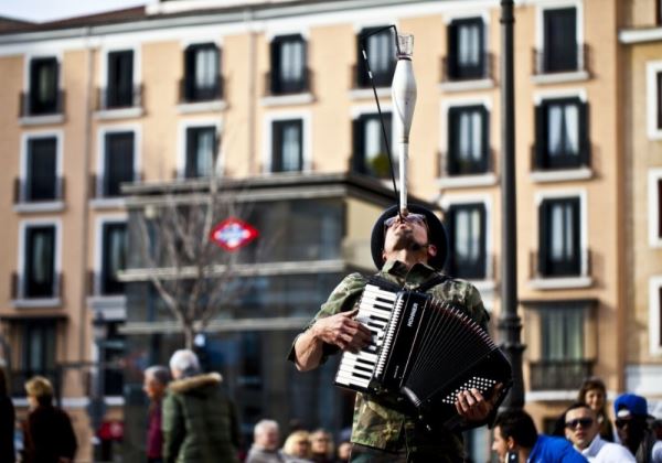 Máximo Óptimo es un auténtico circo de bolsillo efectuado con objetos cotidianos. Un bufón del siglo XXI que combina la espontaneidad de la calle con el gesto cómico del payaso