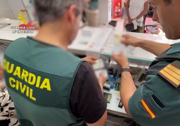 La Guardia Civil desmantela en Roquetas un establecimiento dedicado a falsificar documentación oficial