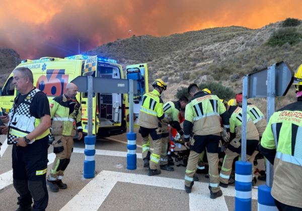 Los Bomberos del Levante desplegaron 70 efectivos y protagonizaron rescates clave durante el incendio de Los Gallardos