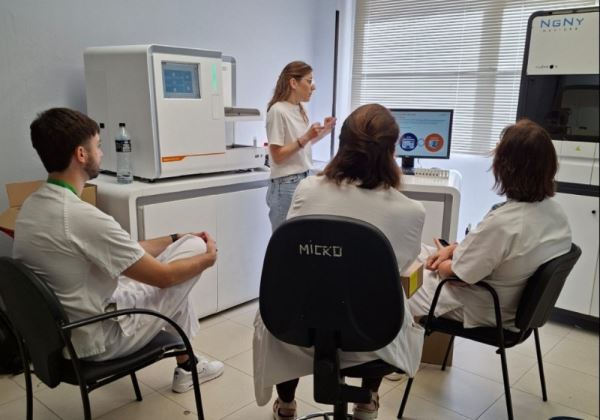 El Hospital Universitario Poniente modernizará su laboratorio con Inteligencia Artificial y tecnología de última generación